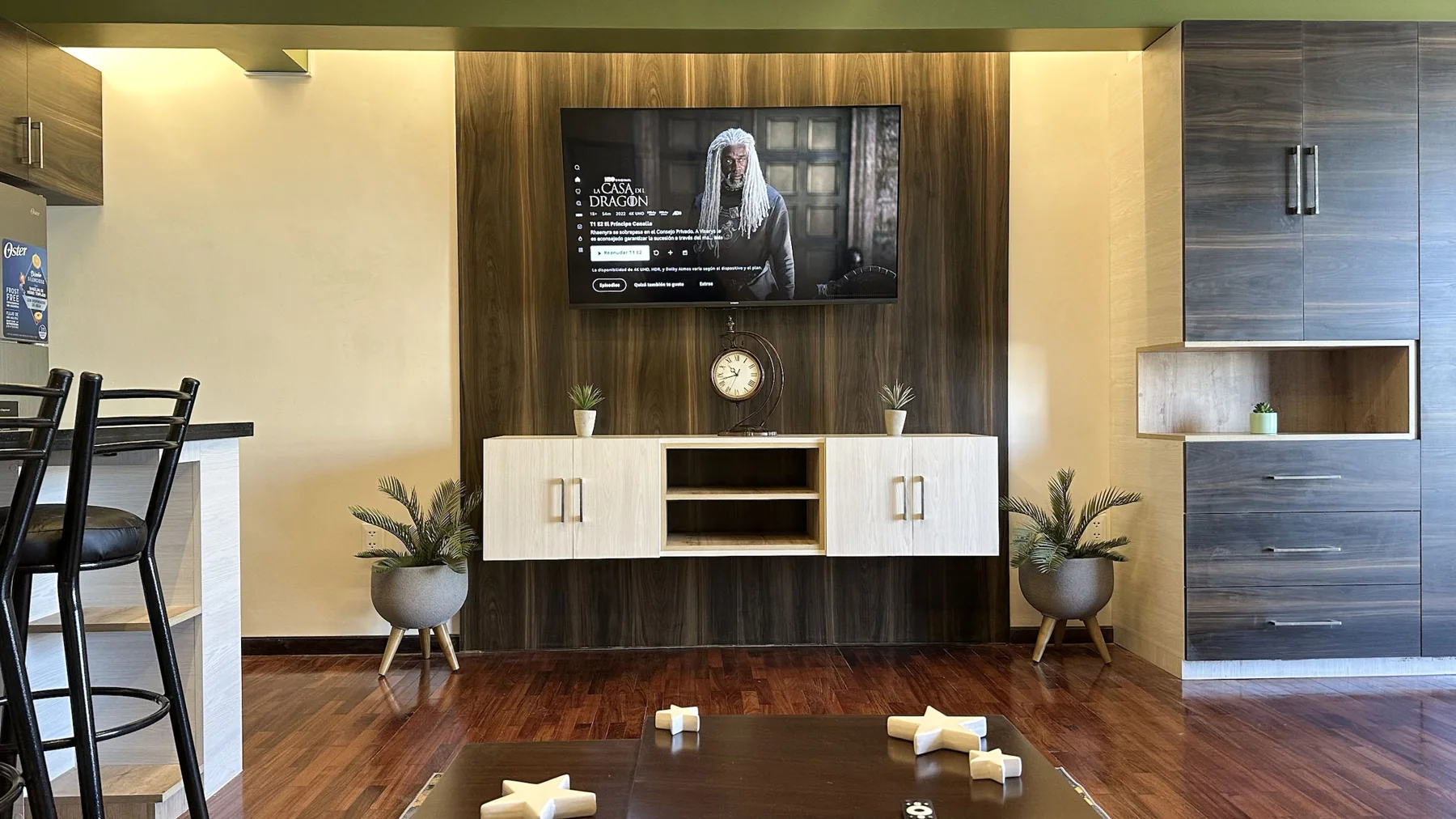 Airbnb · Angélica María
