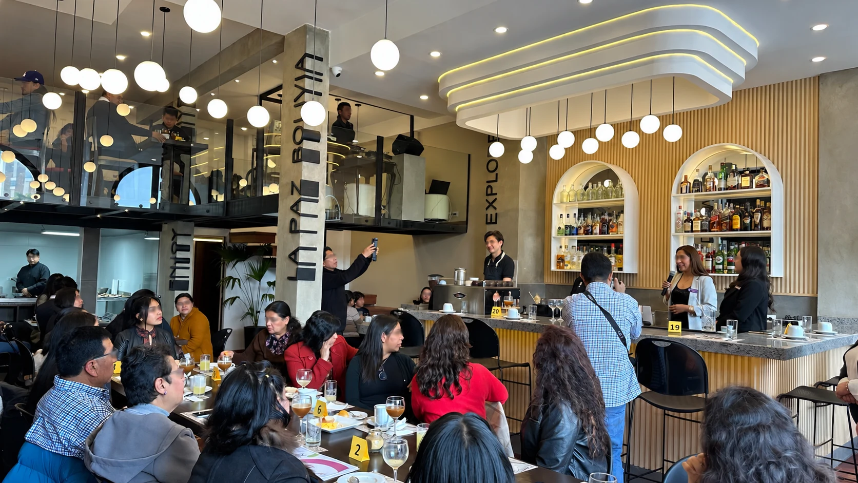 Café Pasankalla en Hotel Dream, fotografía del espacio construido y en uso